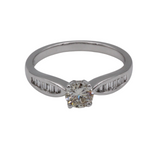 08_IHRSCHMUCK_Solitär Verlobungsring Vorsteckring, 750er Weißgold, Brillant round cut und Diamanten Seitlich