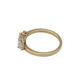 05_IHRSCHMUCK_Solitär Verlobungsring, 750er Gelbgold mit mittigem Emerald Stein und seitlichen Triangle Steinen 