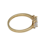 03_IHRSCHMUCK_Solitär Verlobungsring, 750er Gelbgold mit mittigem Emerald Stein und seitlichen Triangle Steinen 